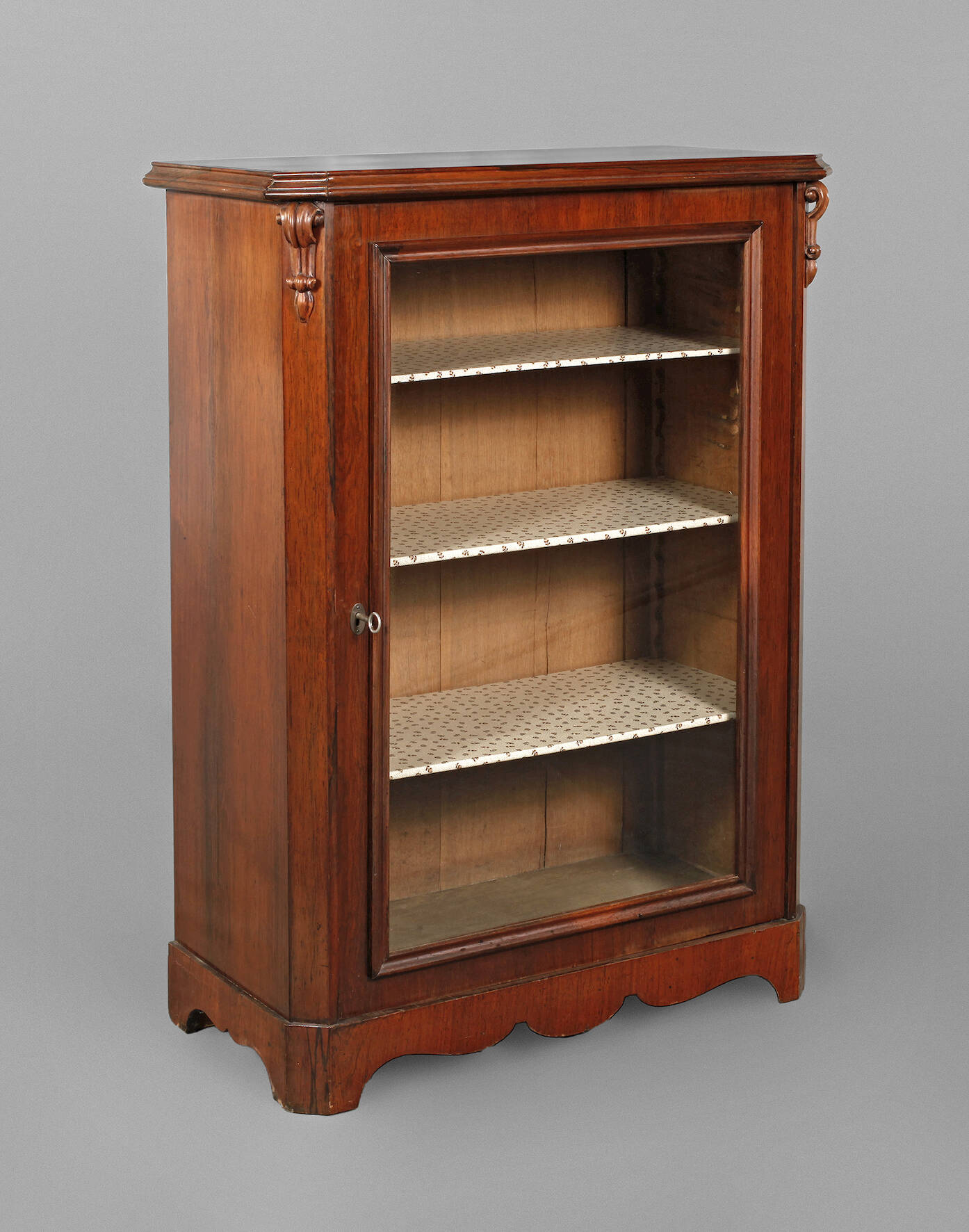 Kleiner Vitrinenschrank