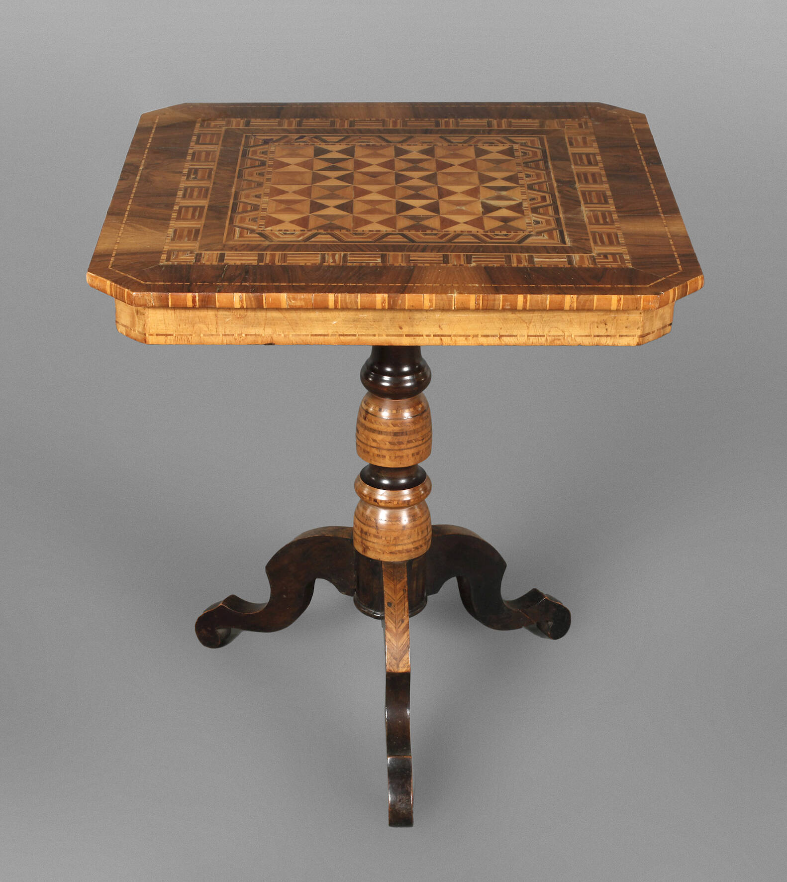 Intarsierter Spieltisch