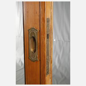 Zwei Blätter einer Schiebetür