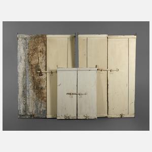 Drei Paar Fensterläden