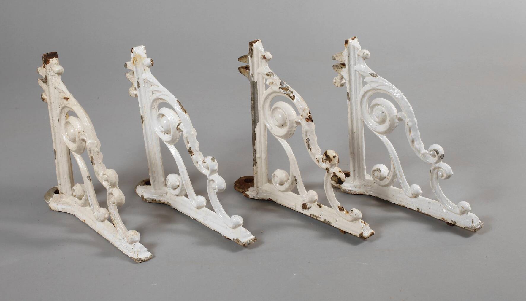 Vier Wandkonsolen Gusseisen