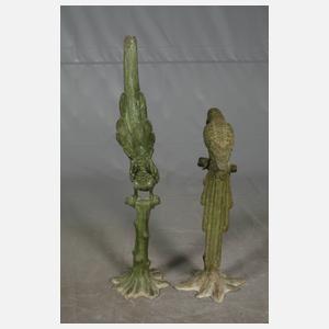 Zwei Gartenbronzen Papageienpaar