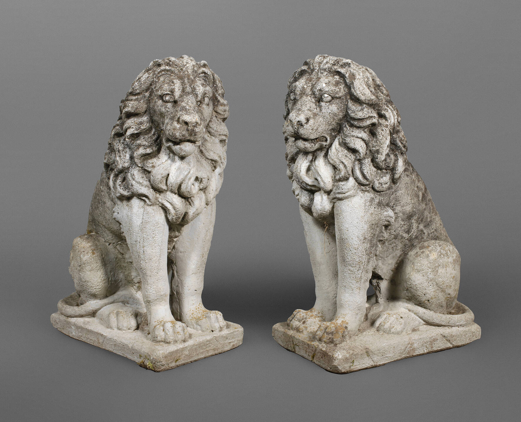 Paar sitzende Löwen