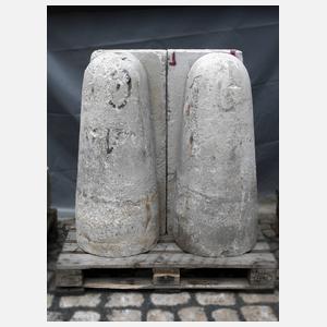 Paar große Granitpoller