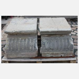 Paar große klassizistische Sandsteinkapitelle