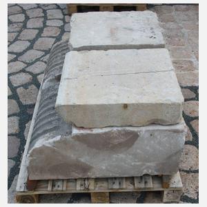 Paar große klassizistische Sandsteinkapitelle