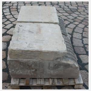 Paar große klassizistische Sandsteinkapitelle