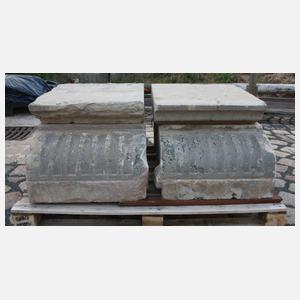 Paar große klassizistische Sandsteinkapitelle