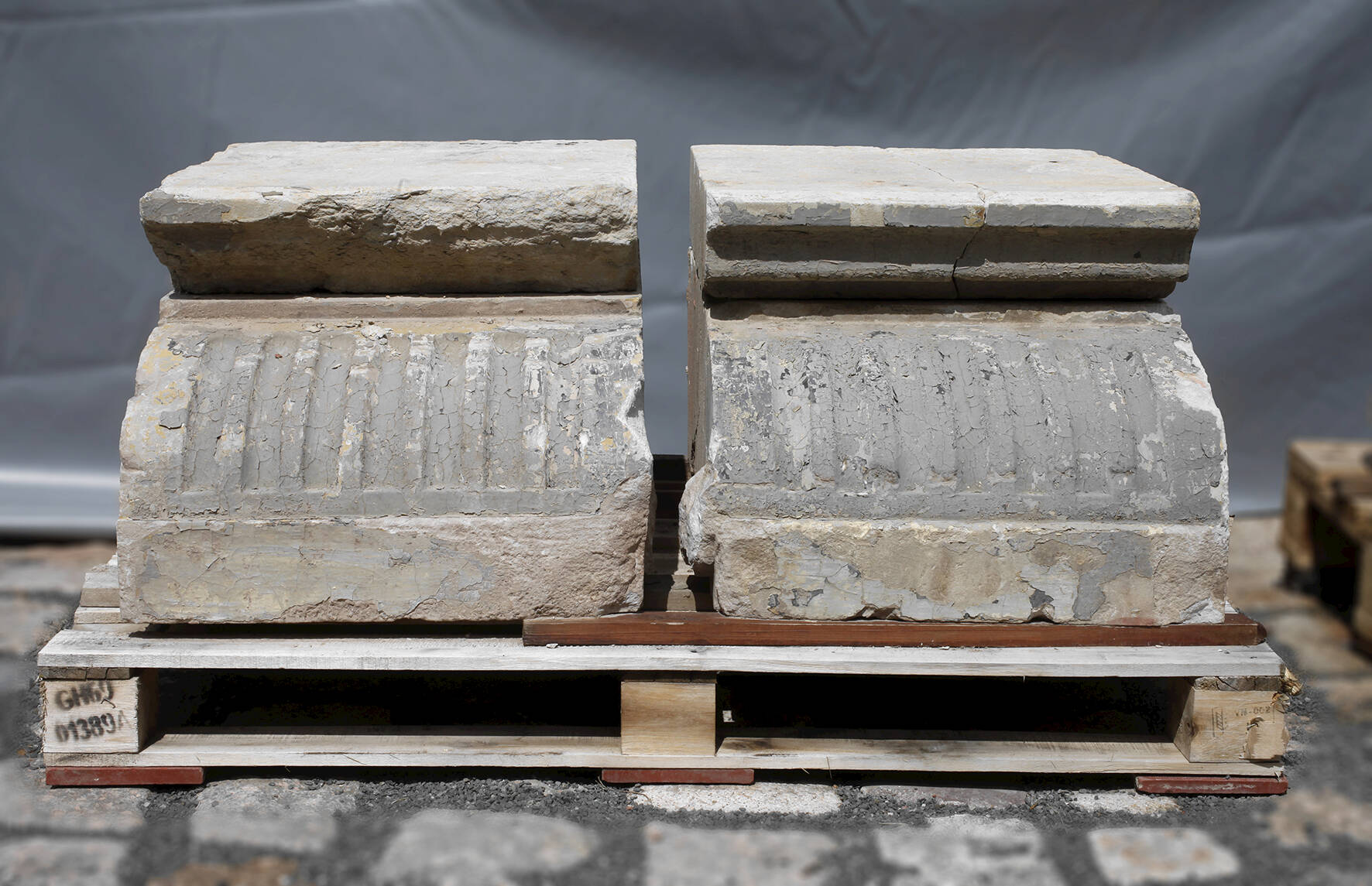 Paar große klassizistische Sandsteinkapitelle