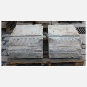 Paar große klassizistische Sandsteinkapitelle