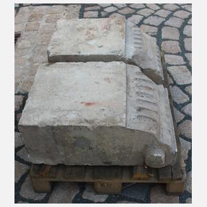 Paar große klassizistische Sandsteinkapitelle