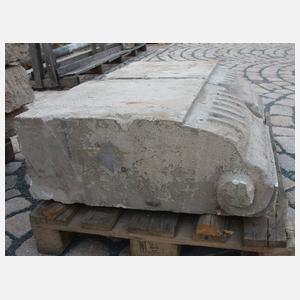 Paar große klassizistische Sandsteinkapitelle