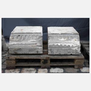 Paar große klassizistische Sandsteinkapitelle