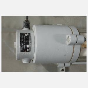 Drei große Industrielampen