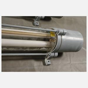 Drei große Industrielampen