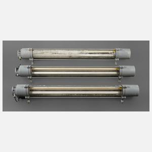 Drei große Industrielampen