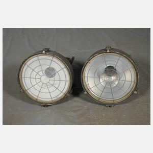 Paar große Industrielampen