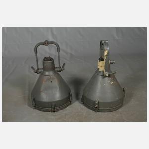 Paar große Industrielampen