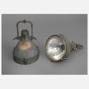 Paar große Industrielampen
