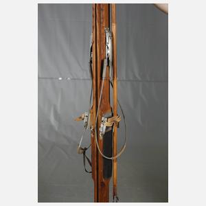 Paar historische Skier