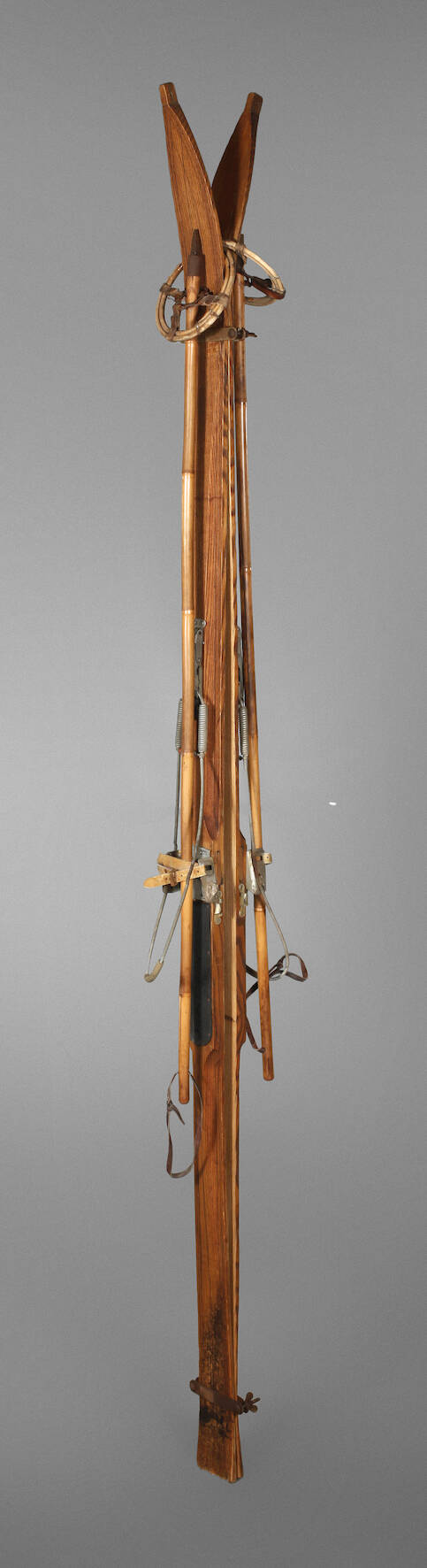 Paar historische Skier