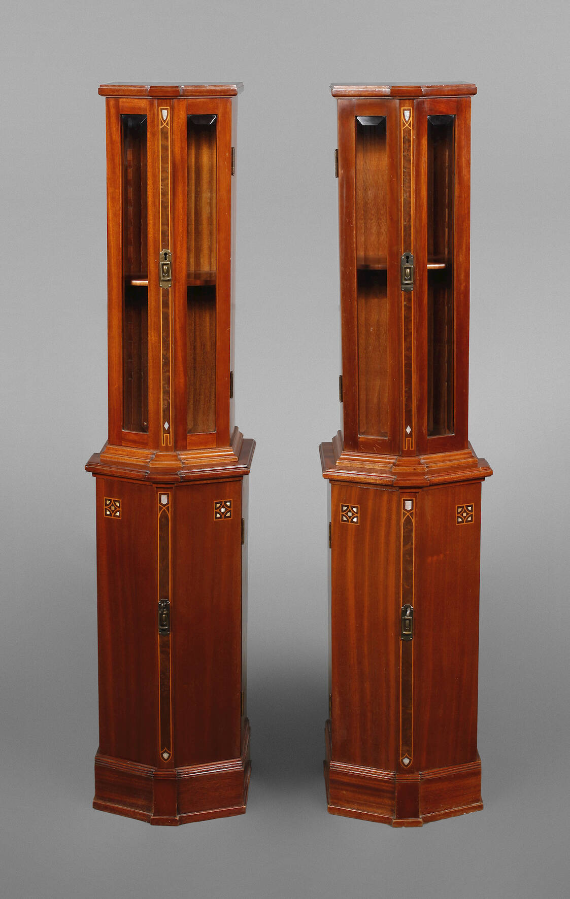 Paar Säulenvitrinen Jugendstil