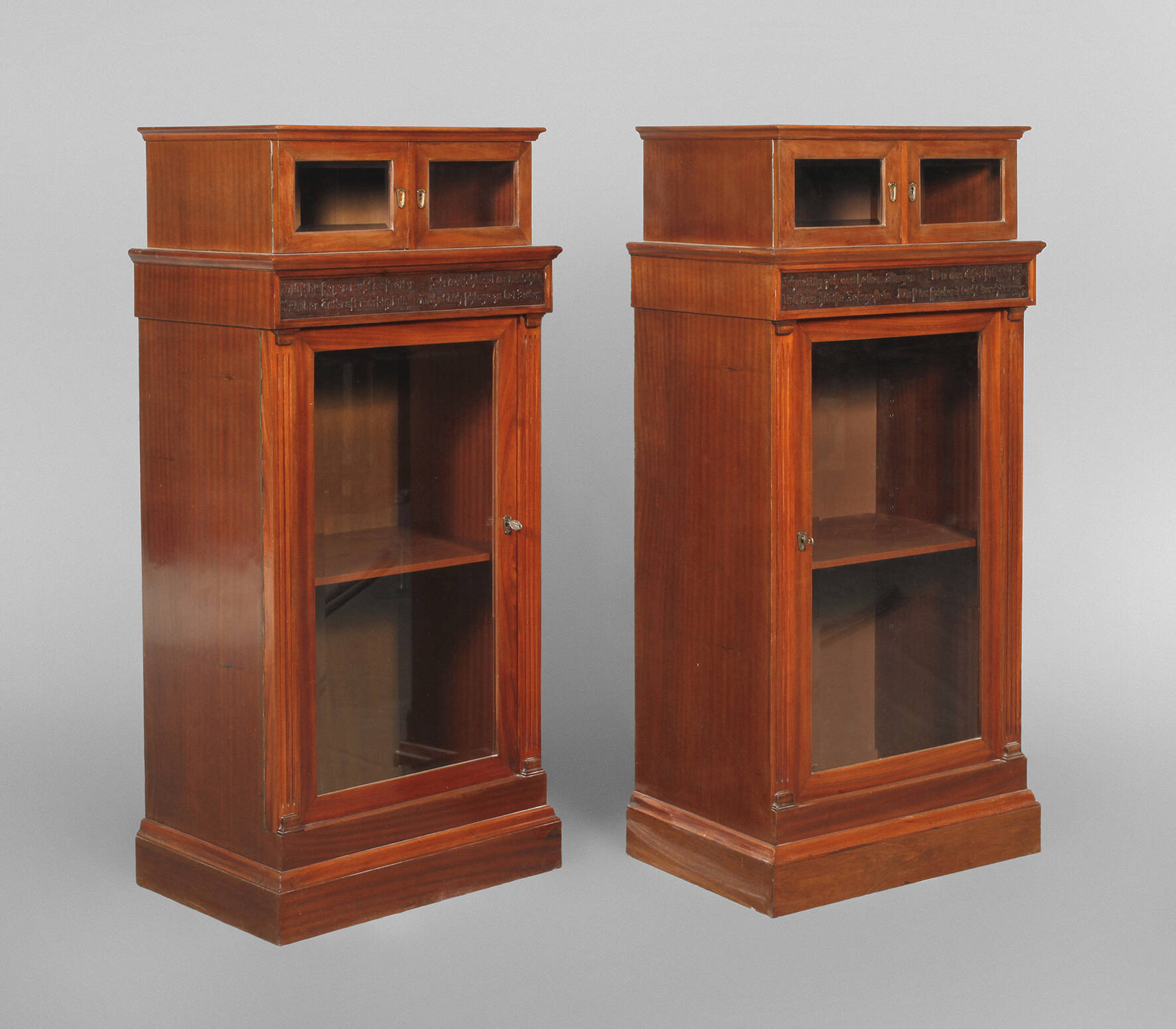 Paar Jugendstilvitrinen