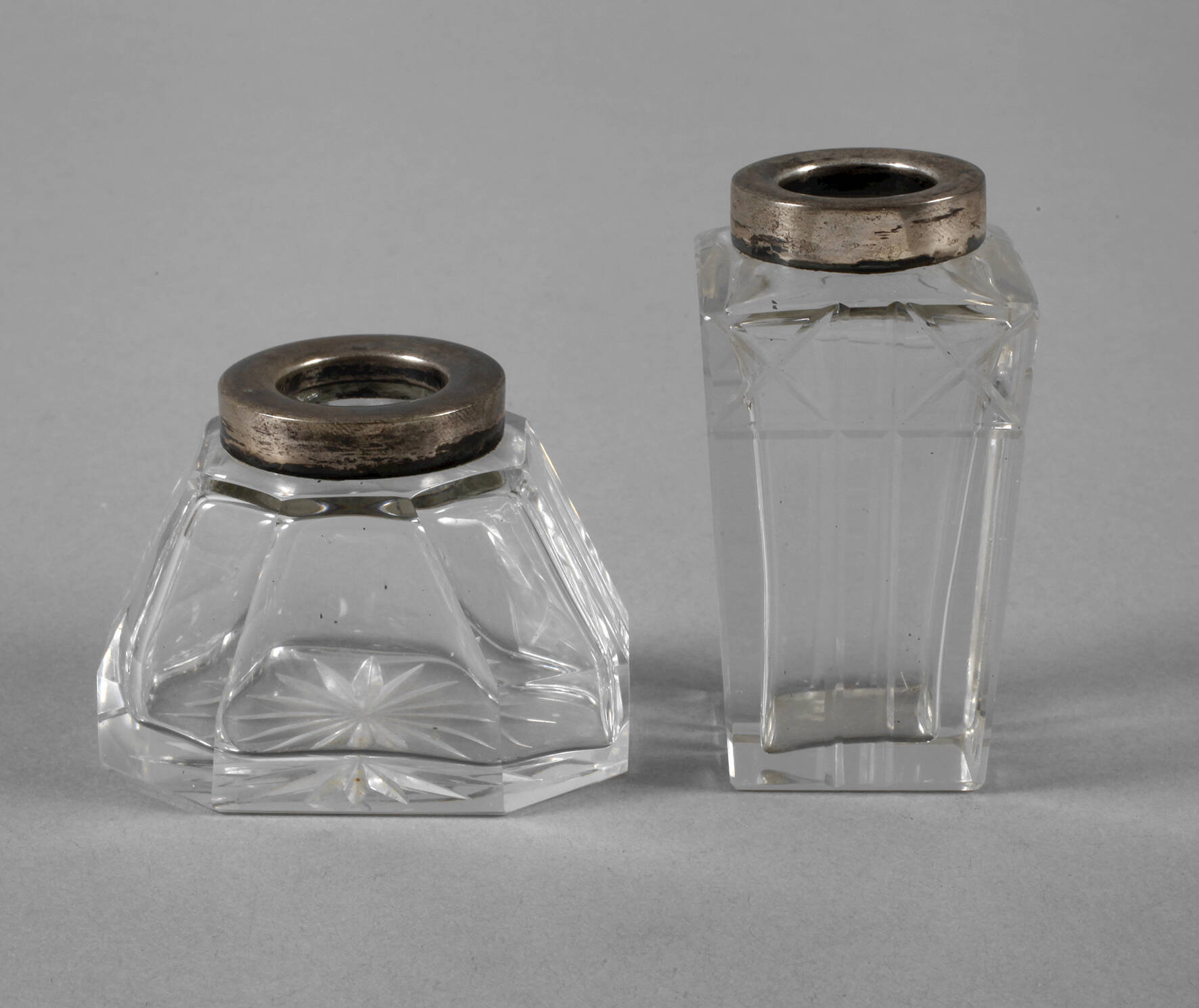 Weimar zwei Miniaturvasen mit Silbermontur