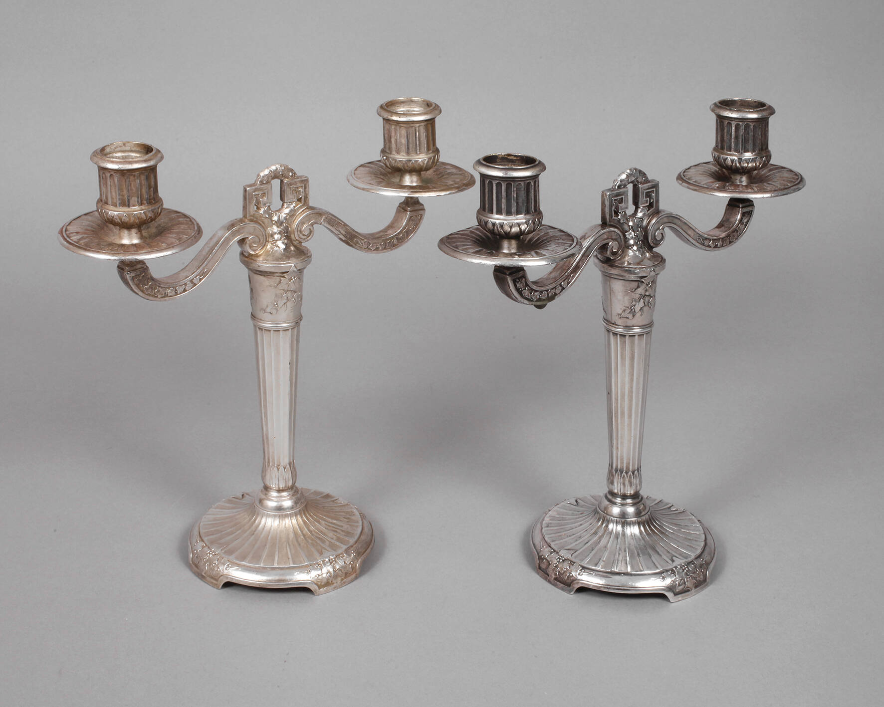 Paar Tafelleuchter Efeudekor