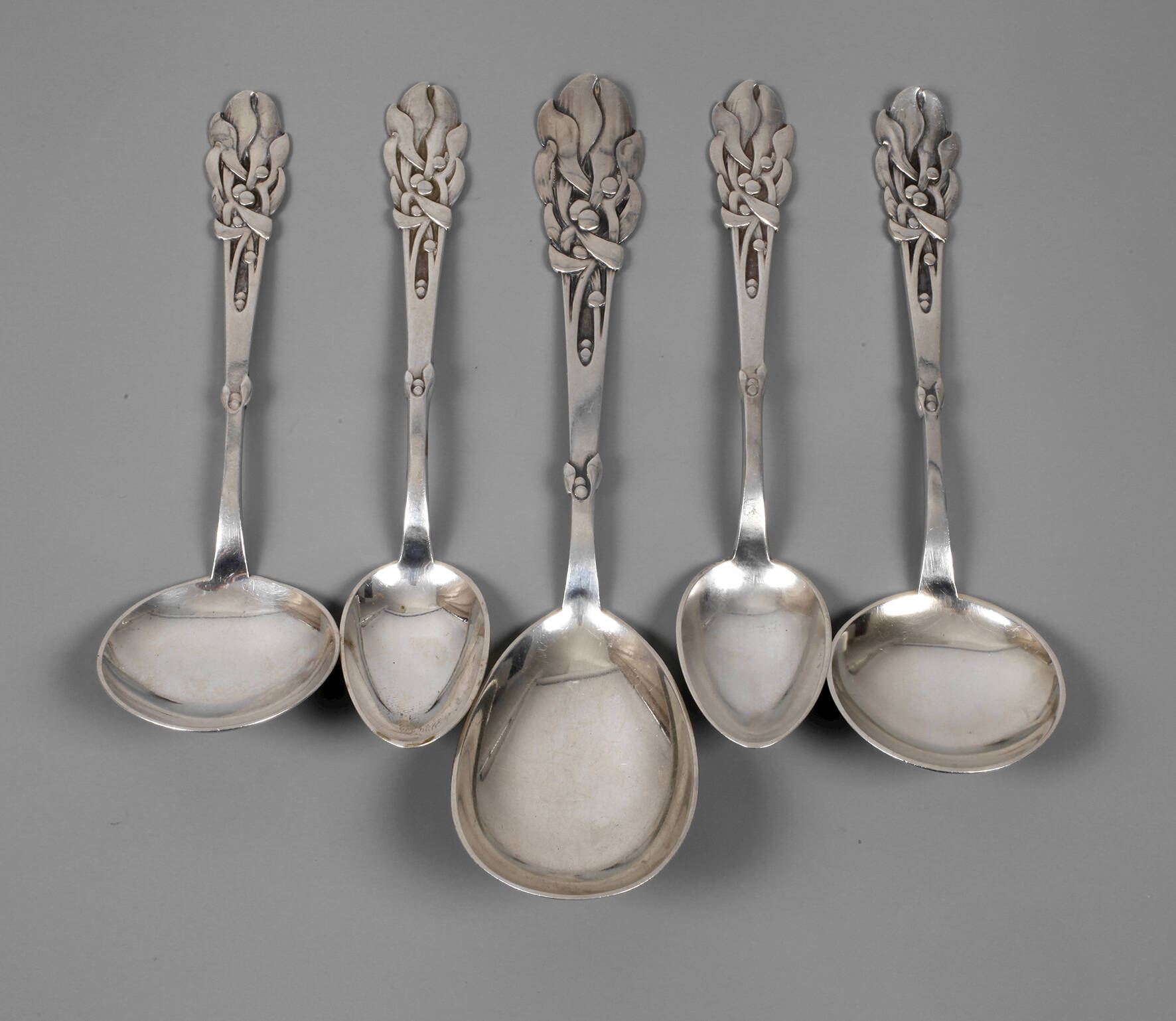 Dänemark fünf Silberlöffel Misteldekor