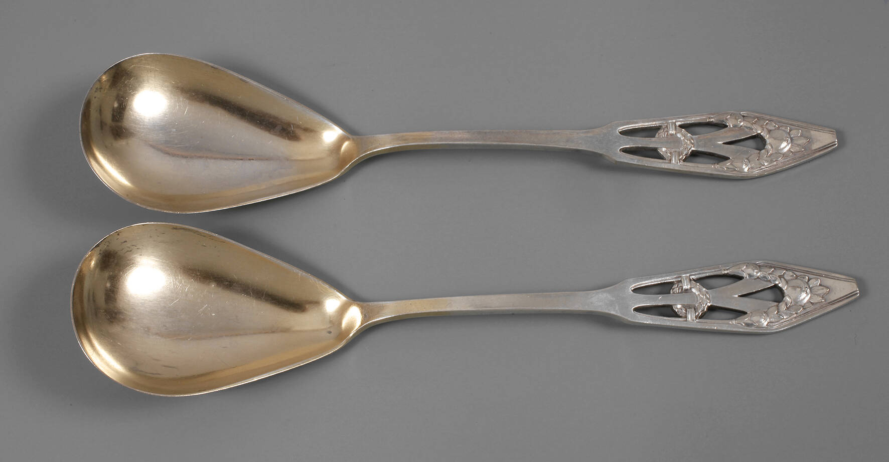 Paar Vorlegelöffel Phantasiemuster