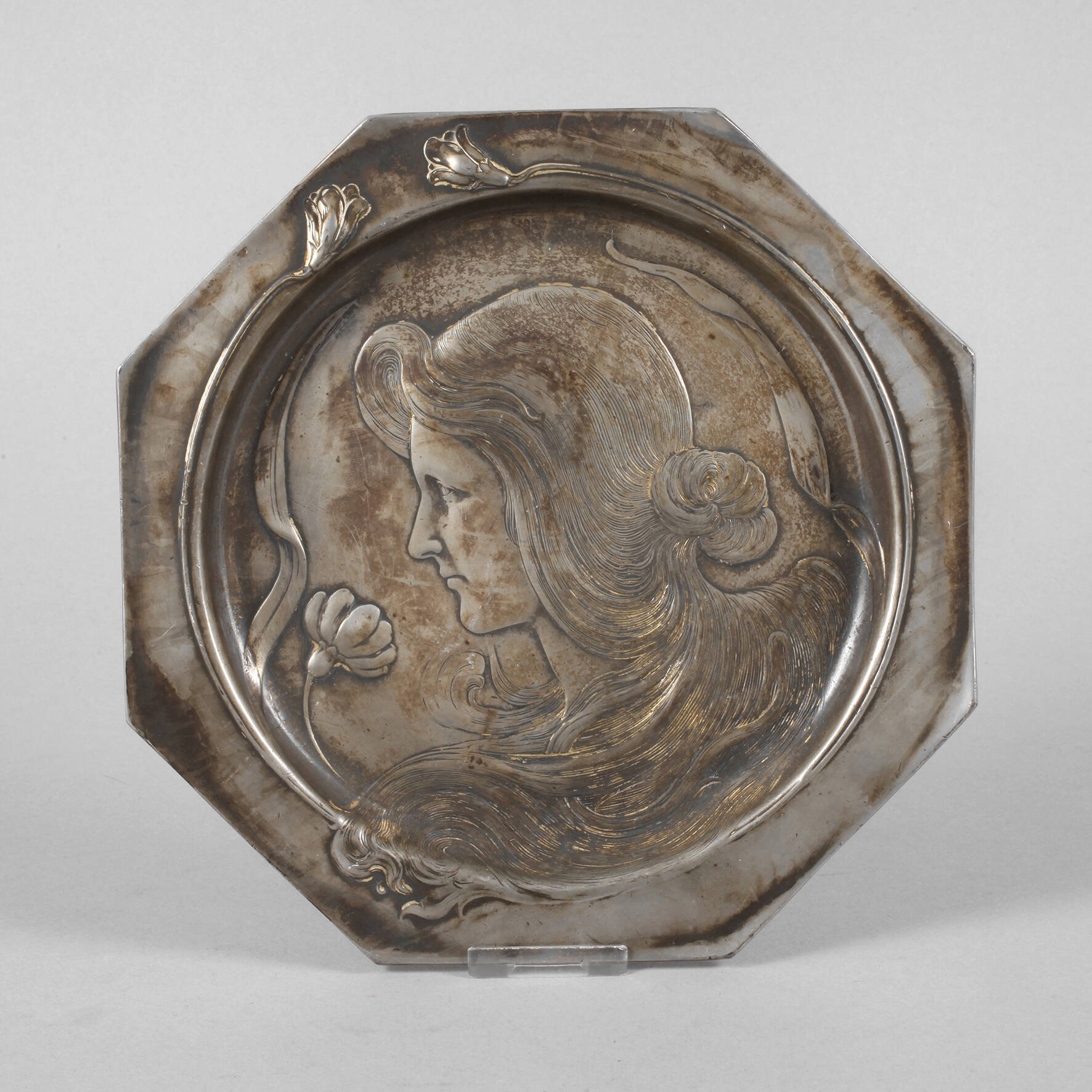 Jugendstilteller mit Mädchenmotiv