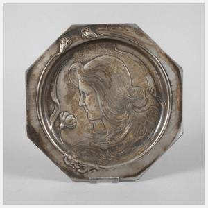 Jugendstilteller mit Mädchenmotiv