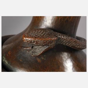 Große Kupfervase mit Schlangen