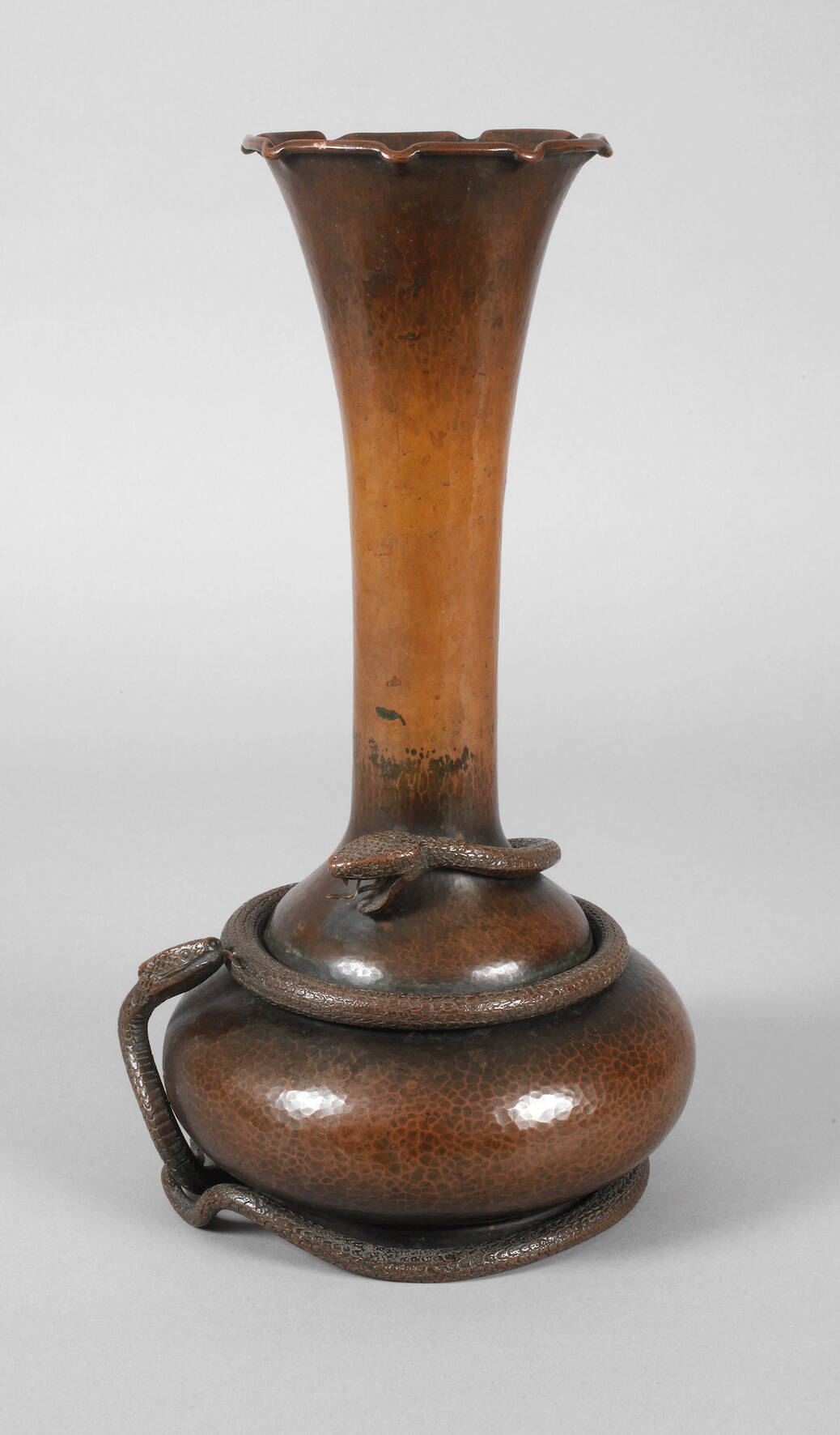 Große Kupfervase mit Schlangen