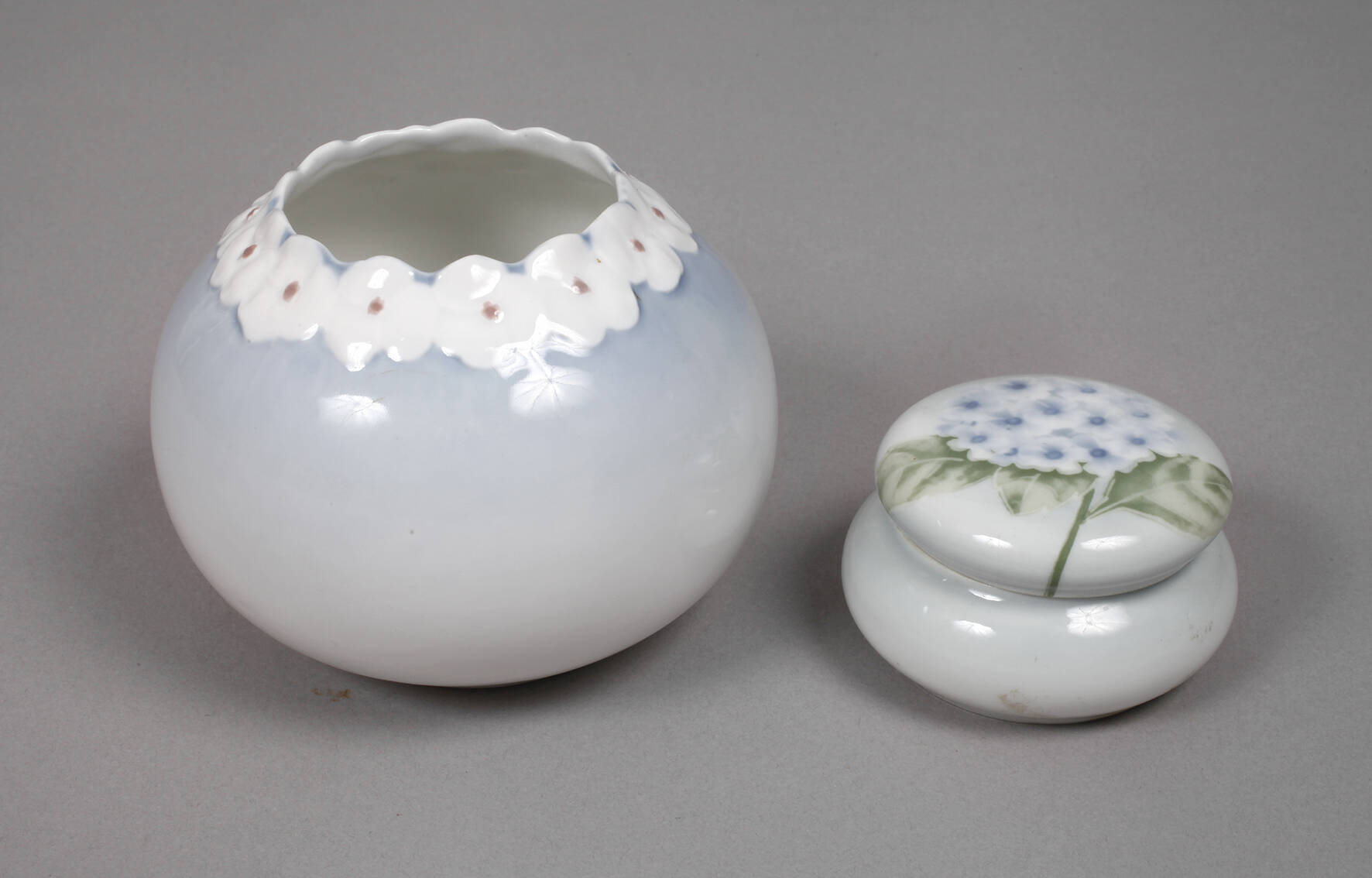 Böhmen Vase und Deckeldose Blumendekor