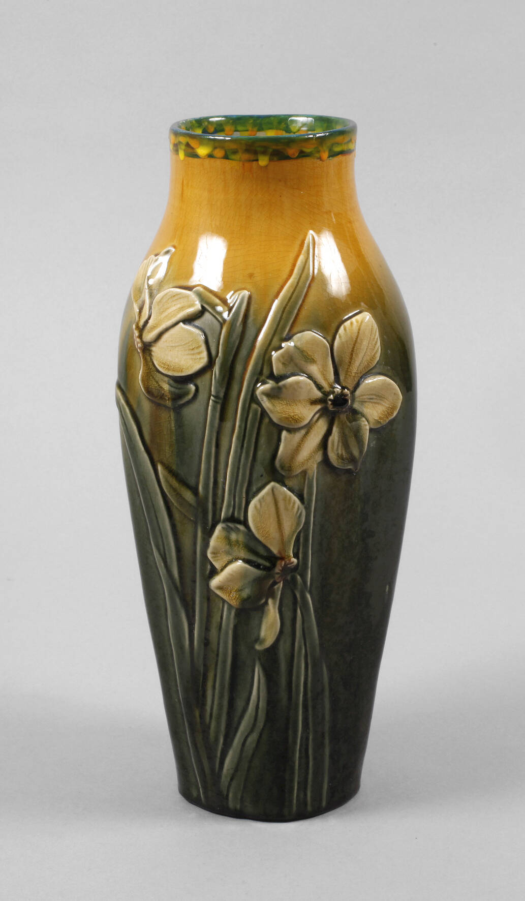 Jugendstilvase mit aufgelegten Blüten
