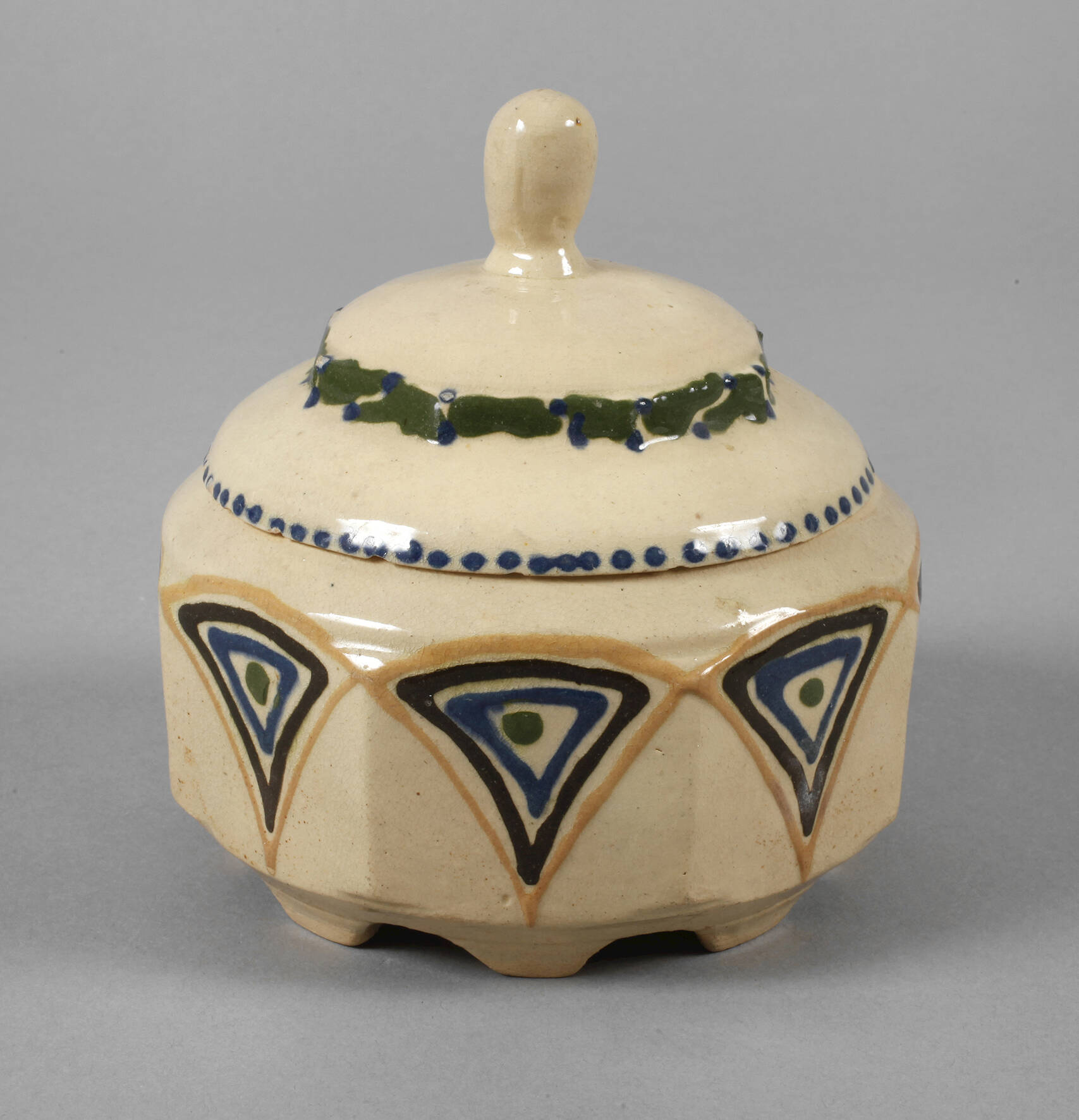 Deckeldose mit Schlickerdekor