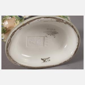 Goldscheider Trachtenfigur mit Blütenkörben