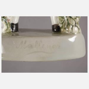 Goldscheider Trachtenfigur mit Blütenkörben