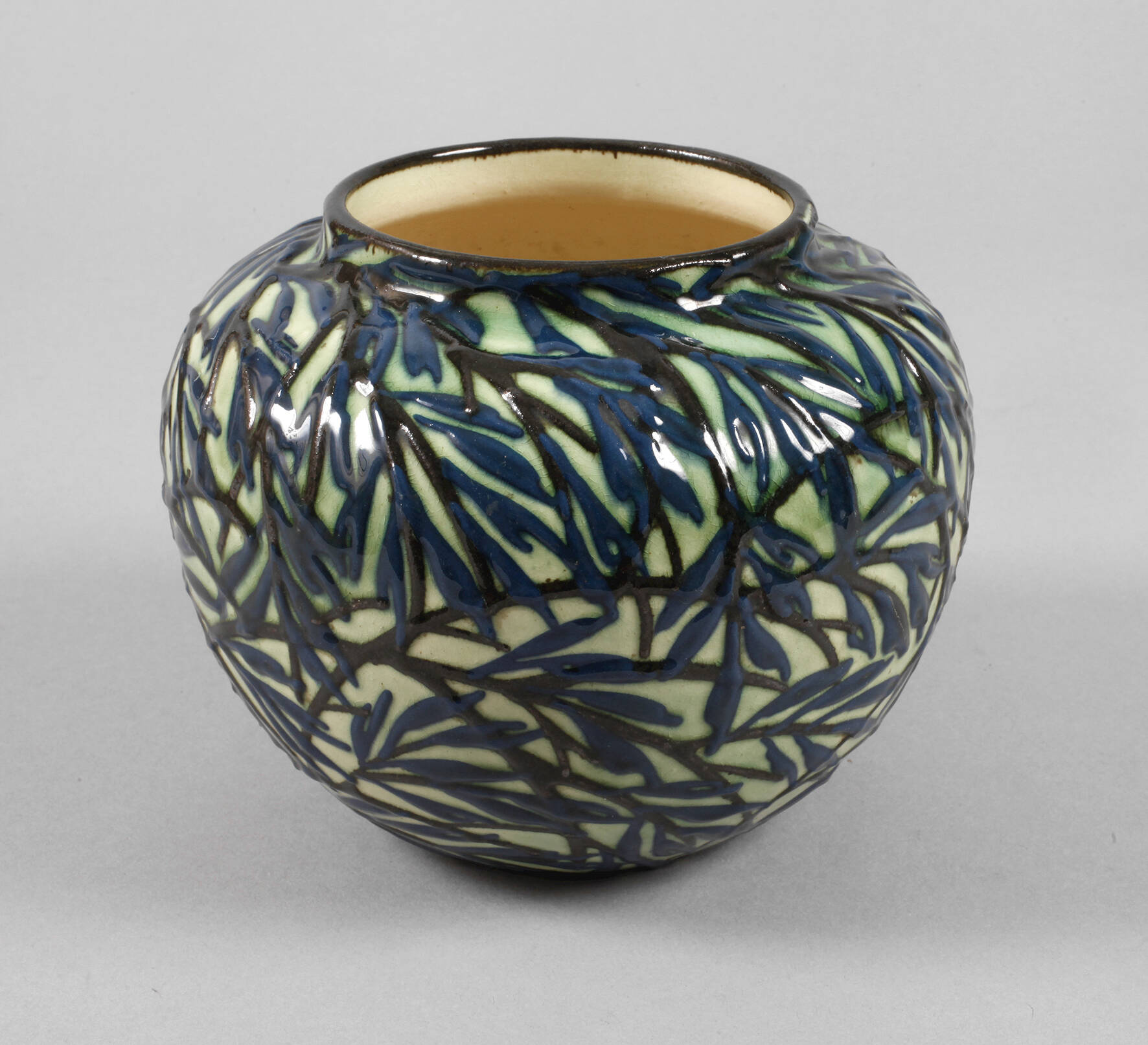 Max Laeuger, Vase Schlickerdekor