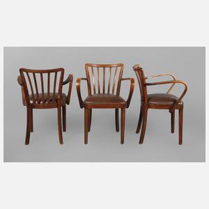 Drei Armlehnstühle