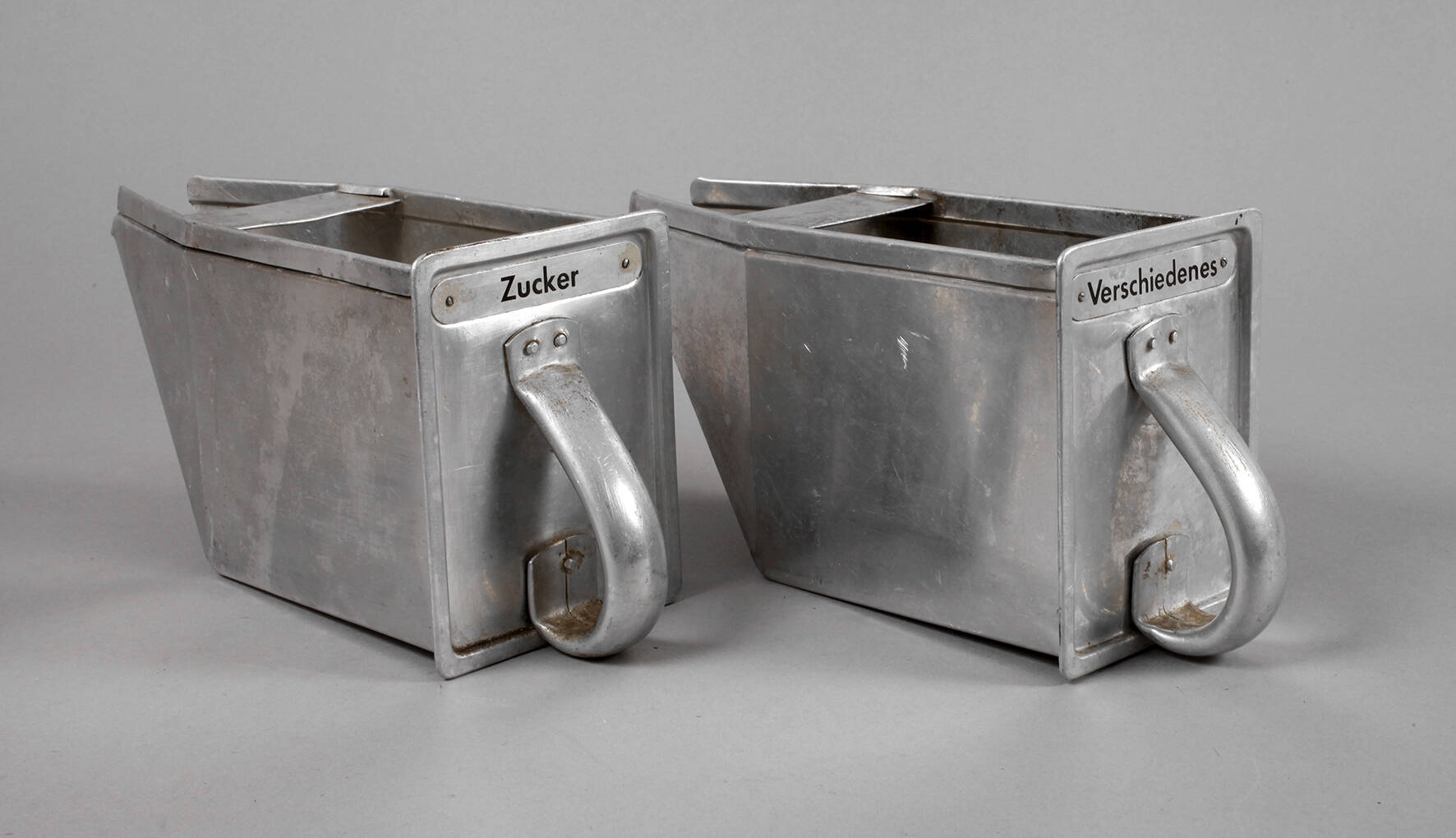 Zwei Gewürzschütten