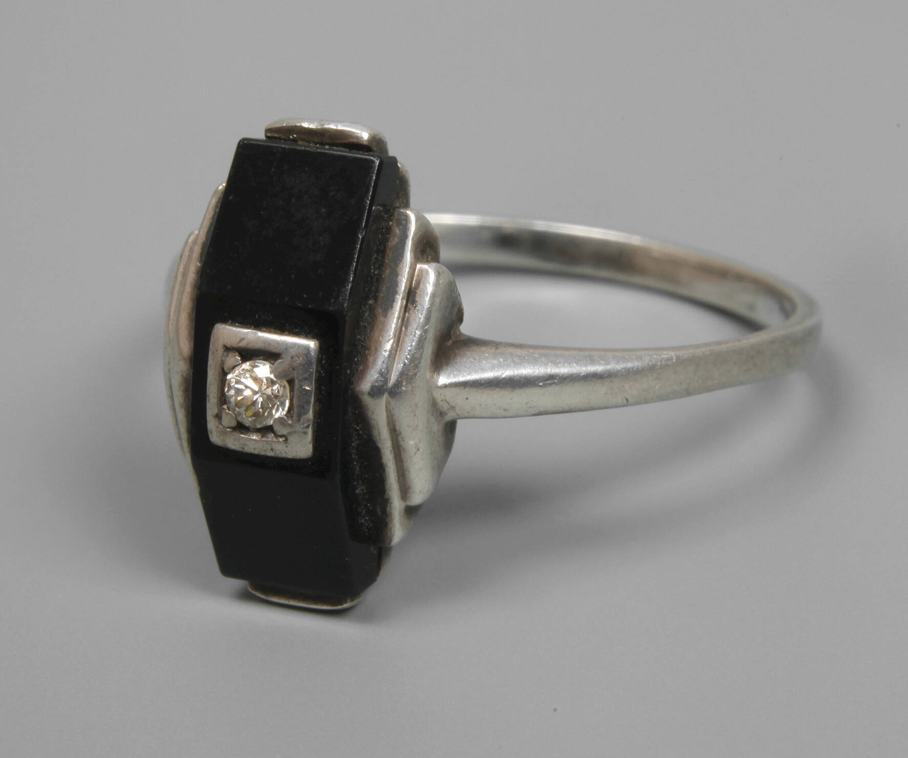 Damenring mit einem Diamanten