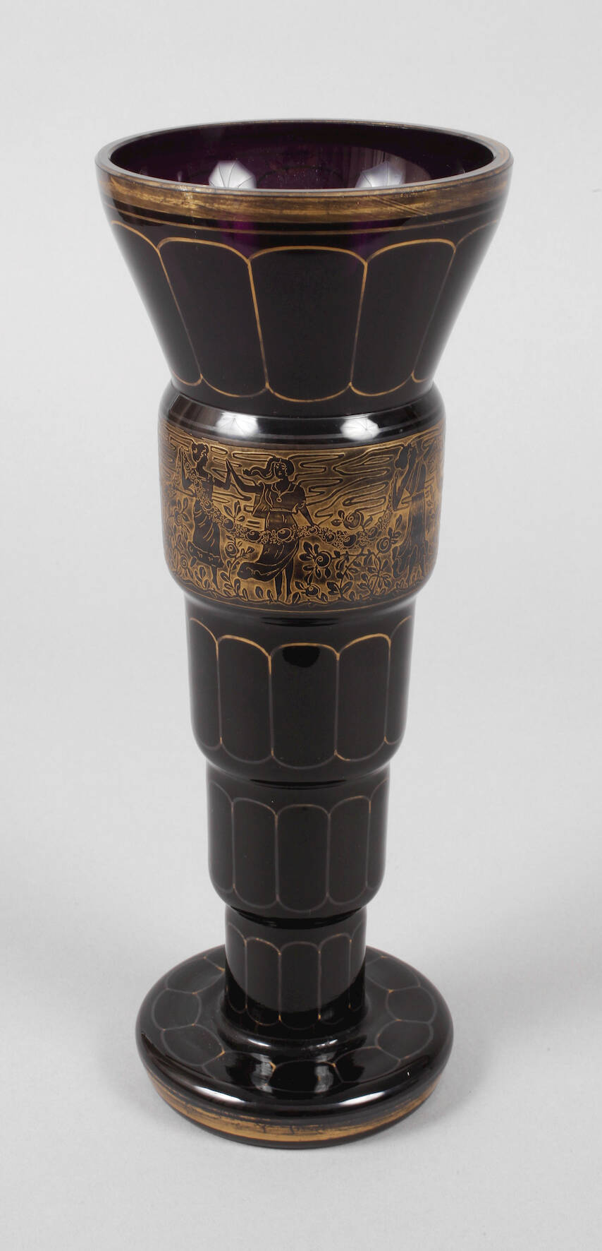 Große Vase mit geätztem Fries