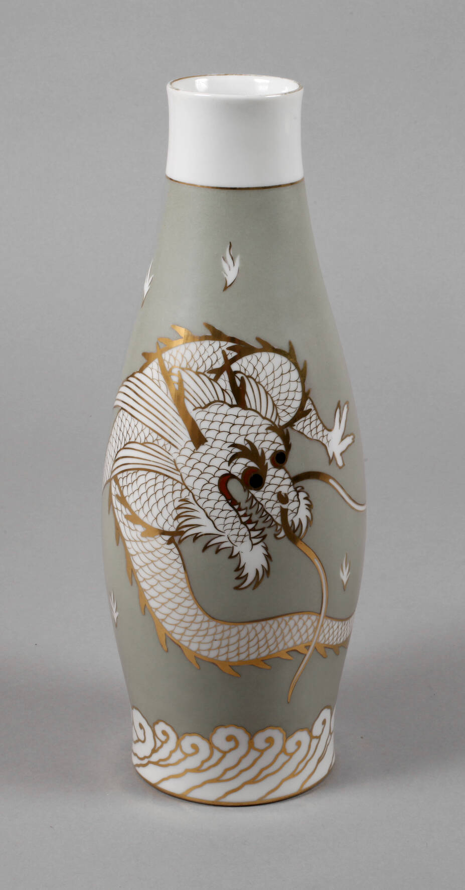 Fraureuth Vase mit Drachenmotiv