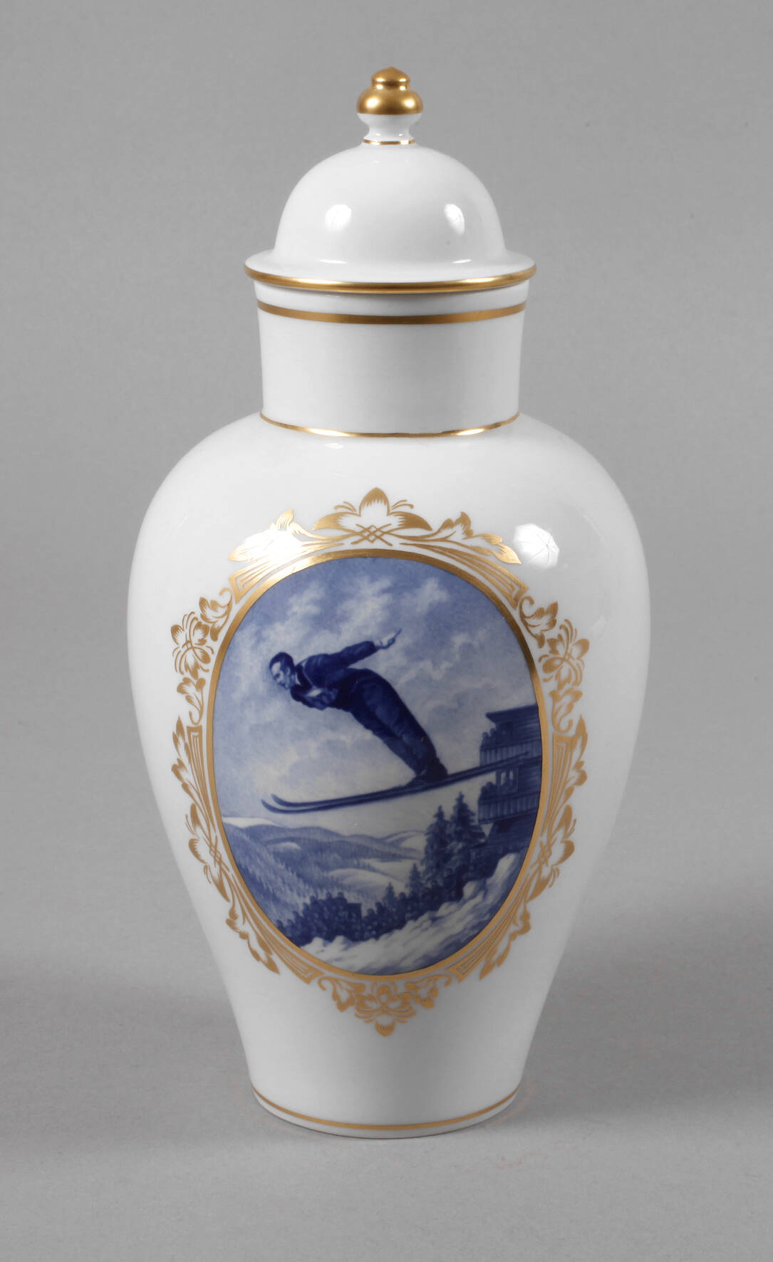 Meissen Deckelvase Skispringermotiv