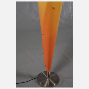 Stehlampe in Tütenform