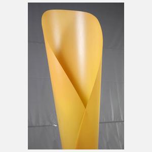 Stehlampe in Tütenform