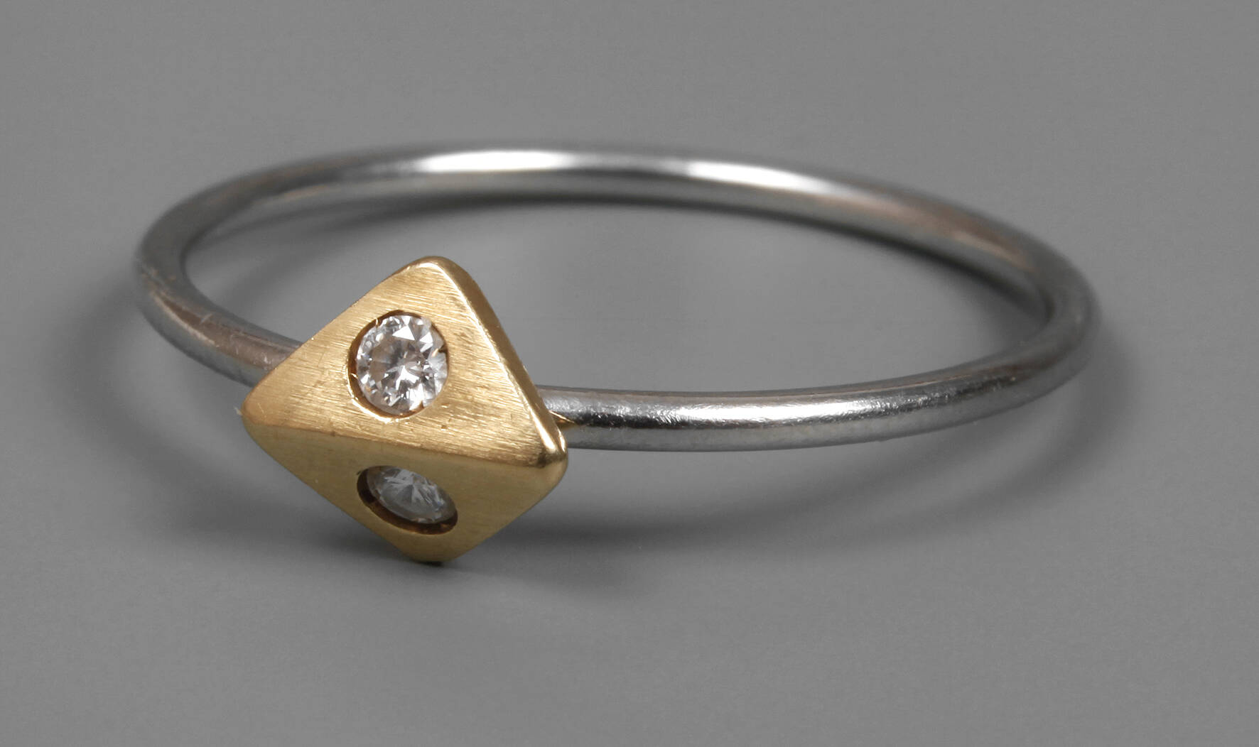 Platinring mit Diamanten